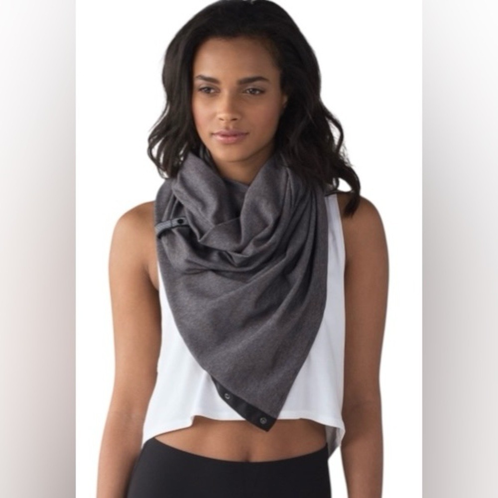 Lululemon Vinyasa Scarf Black Stripe Snap Infinity Wrap | Excellent Pre-Owned